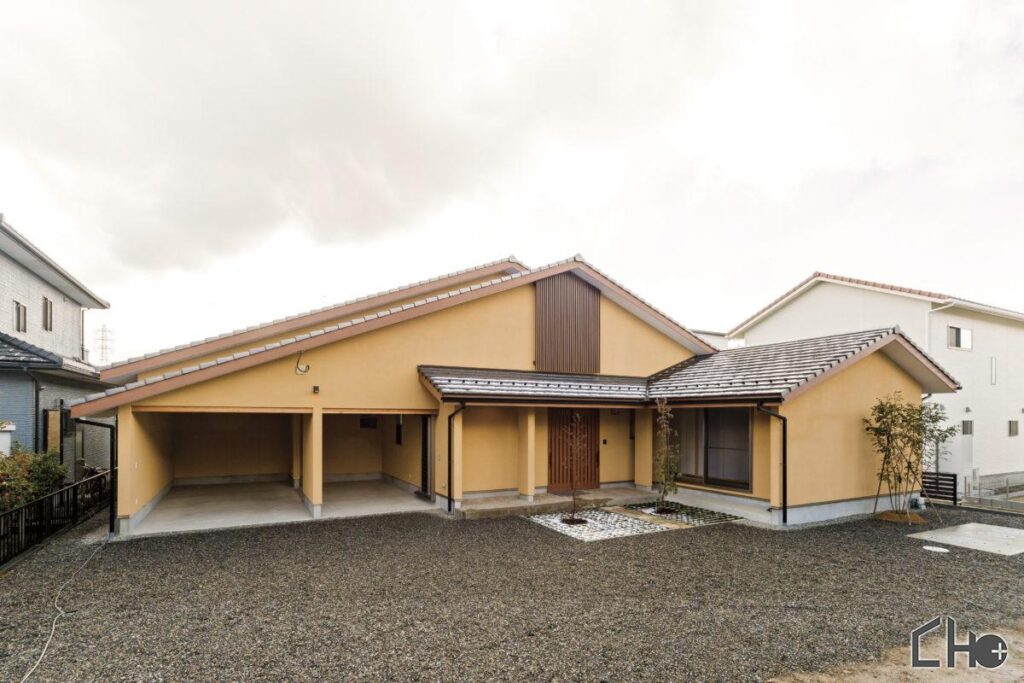 室内から四季を楽しむ、勾配天井の和風の家