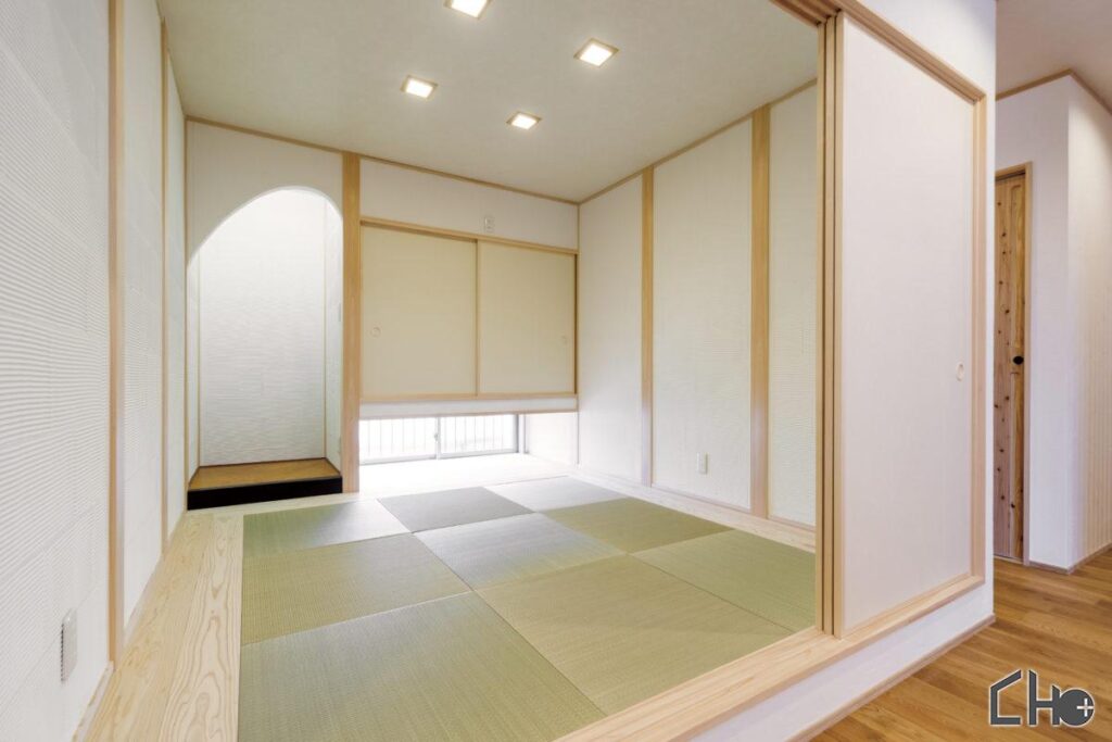 室内から四季を楽しむ、勾配天井の和風の家