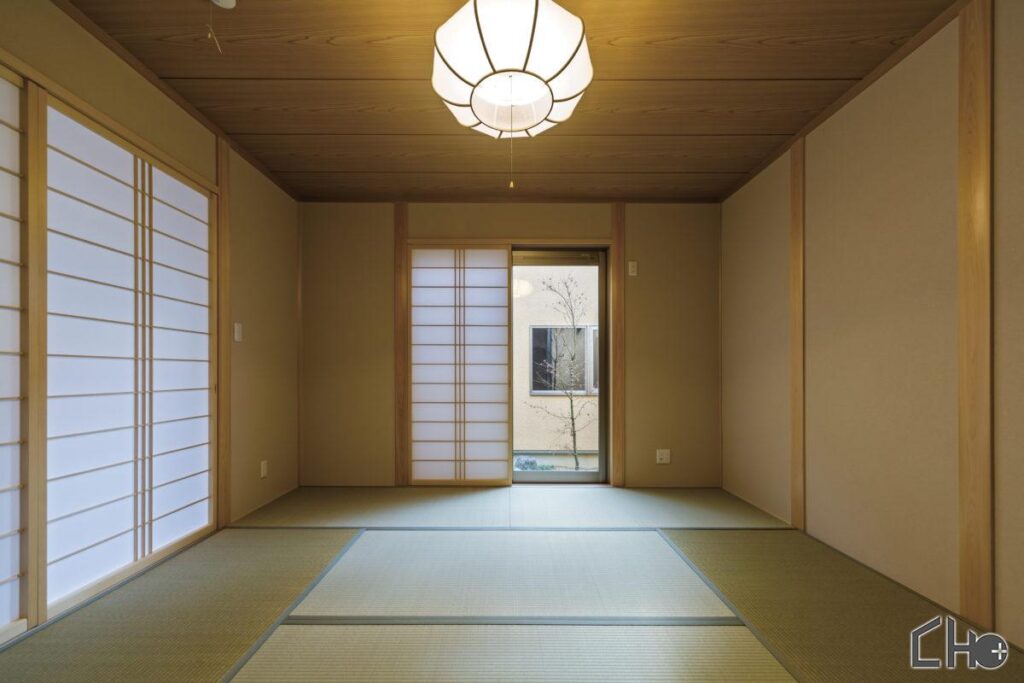 室内から四季を楽しむ、勾配天井の和風の家