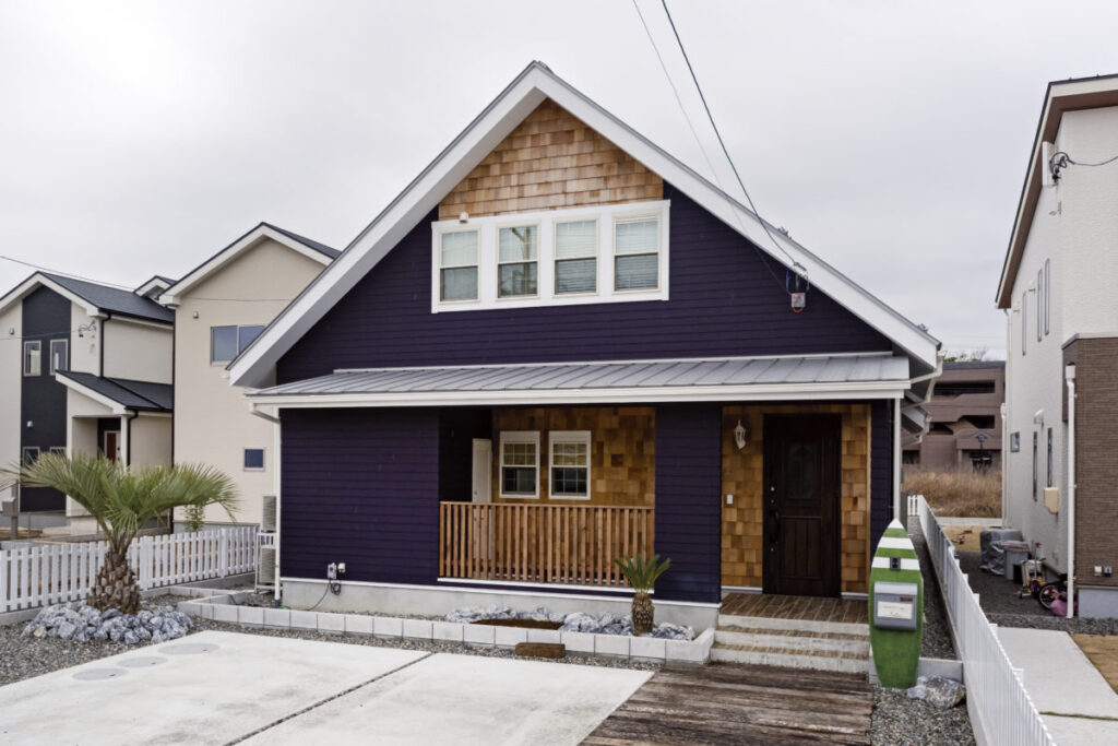 三角屋根の西海岸風住宅