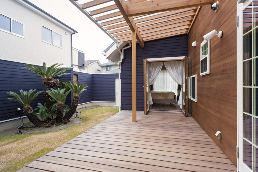 三角屋根の西海岸風住宅