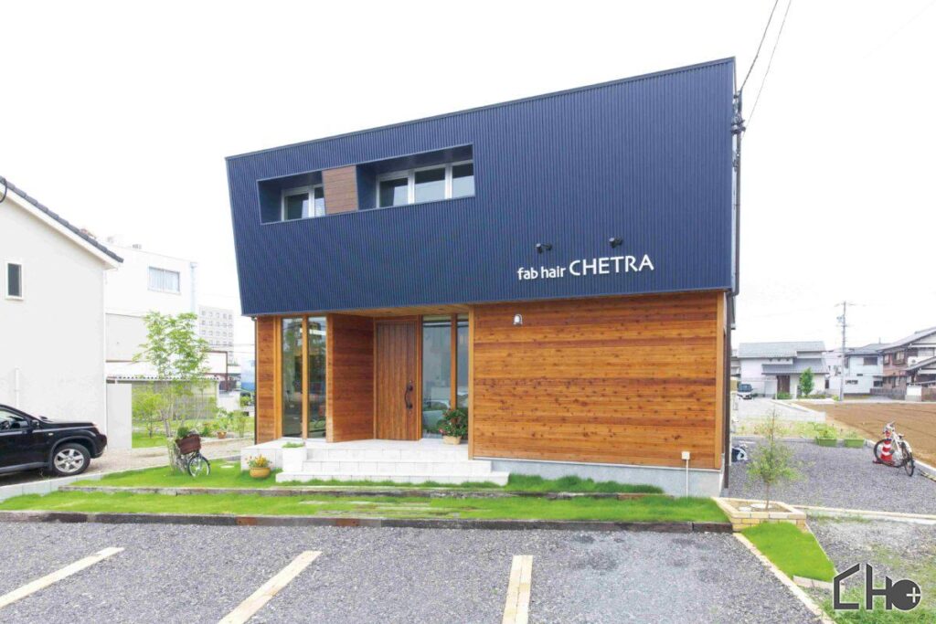 ナチュラルな美容室と住居併用住宅