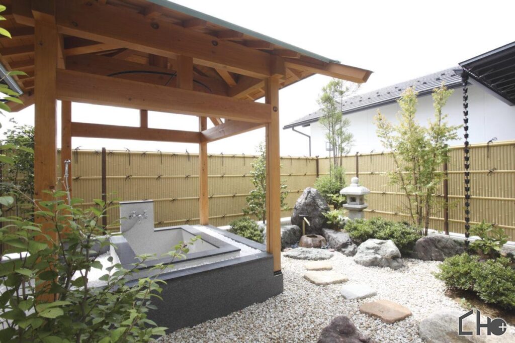 露天風呂のある古民家風住居