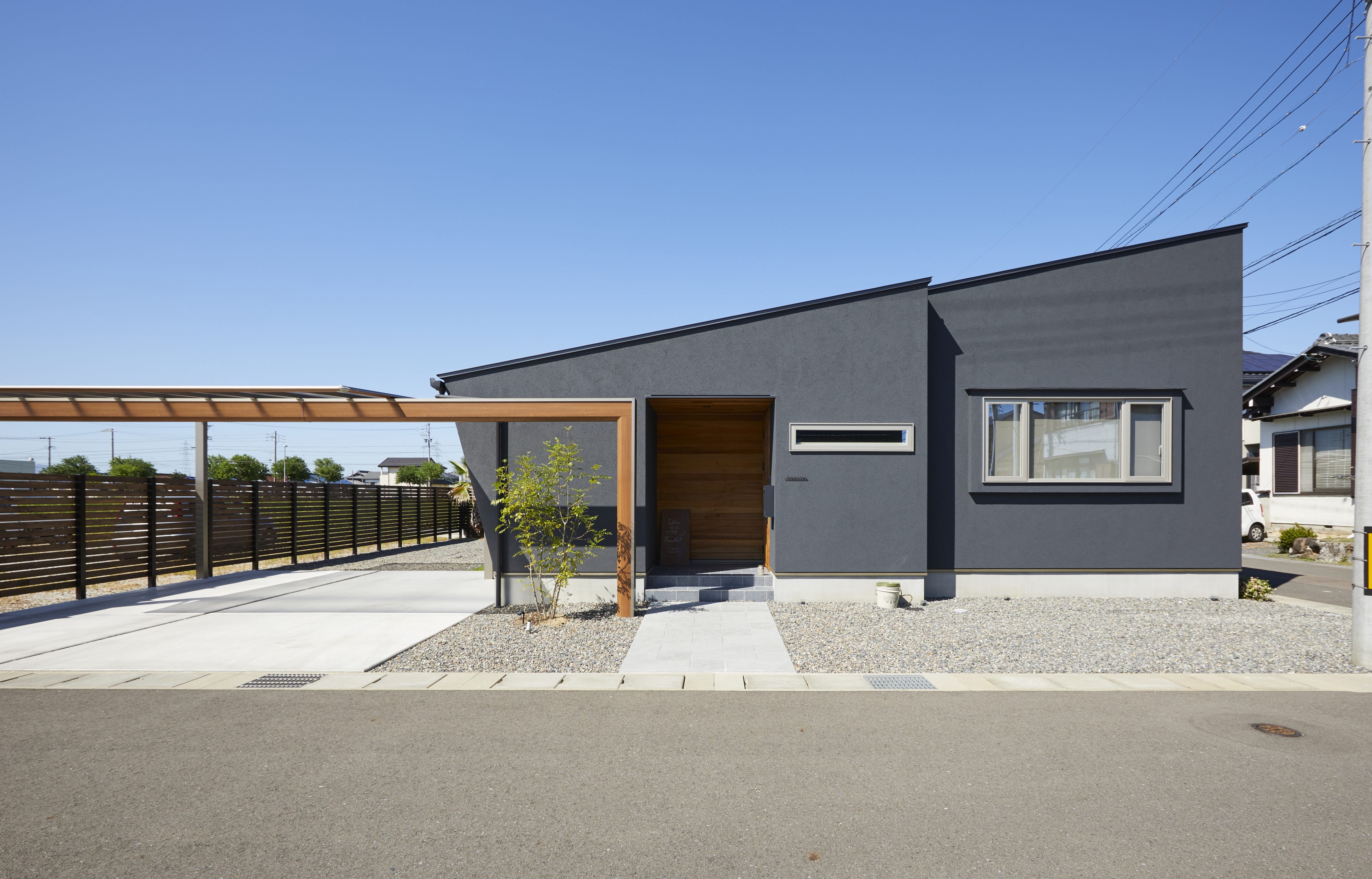 太陽光を搭載したコの字型片流れの平屋 三重 四日市の注文住宅 チェックハウスプラス Checkhouse